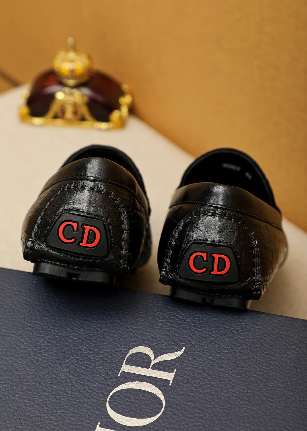 Men's shoes 💰420 💐 Product trademark: Dior "Dior" Doudou shoes Regular size: 38-44 (45🉑️customized) Product materials: Selected Italian imported first-layer calfskin embossed upper, imported water-dyed sheep 🐑 leather lining. Strong three-dimensional visual effect, original outsole color: 1⃣️color🉑️select